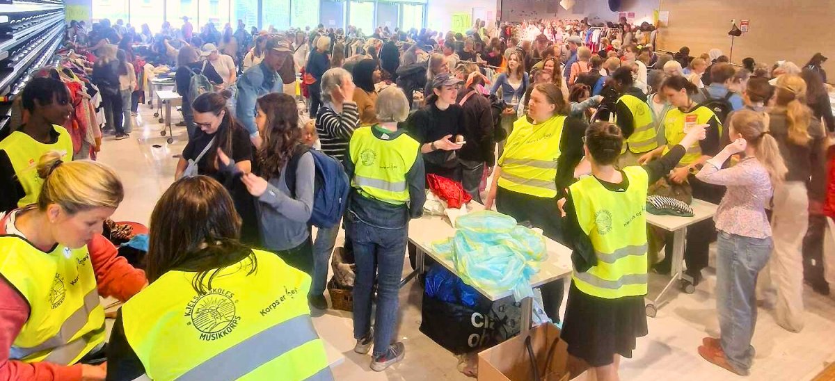 Folk som vil kjøpe klær på loppemarkedet på Kjelsås