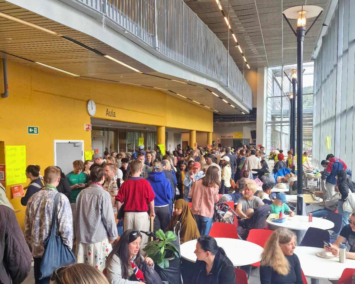 Menneskemengde på Kjelsås skoles musikkorps' loppemarked. Foto: Pixaby/Cafepampas